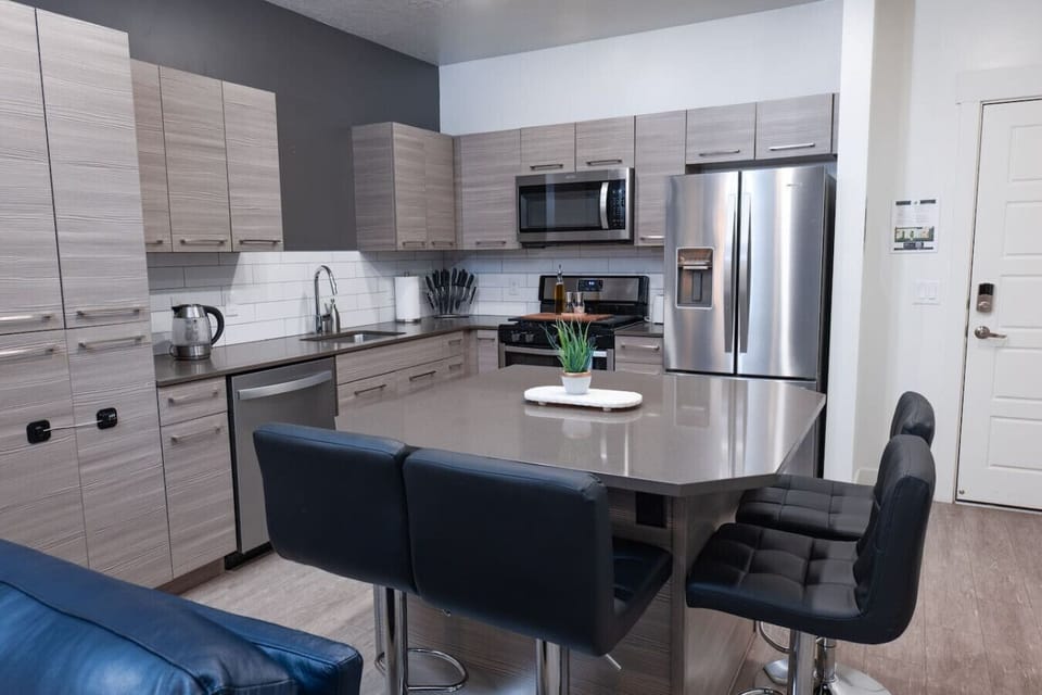 Fully stocked kitchen with all that you need. Pots, pans, bakeware, salt +pepper, and olive oil!!