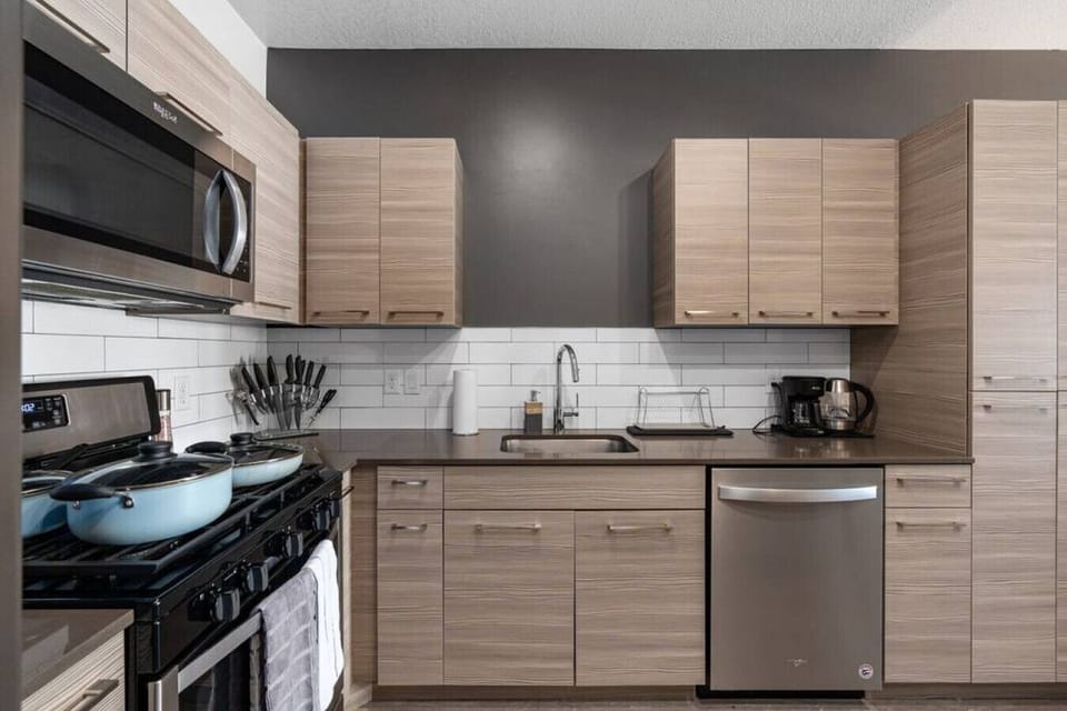 Fully stocked kitchen with all that you need. Pots, pans, bakeware, salt +pepper, and olive oil!!