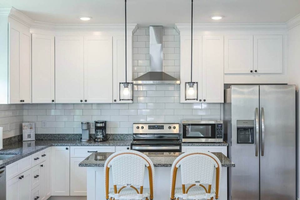 Large Kitchen area with Island seating