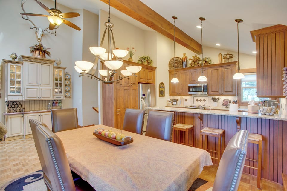 Dining Room/Kitchen | Open Floor Plan | Free WiFi