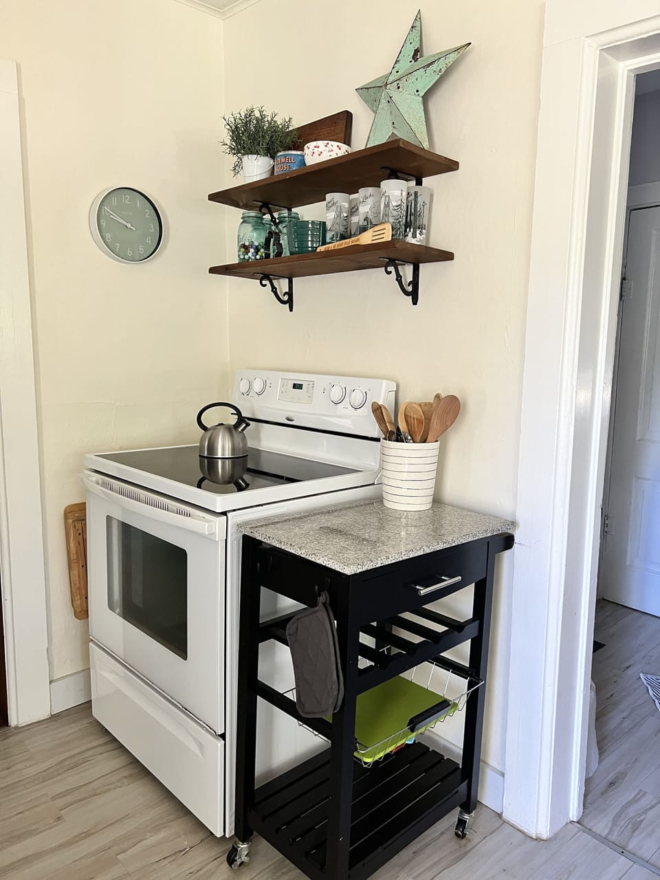 Basic pots, pans and cooking utinsels provided.
