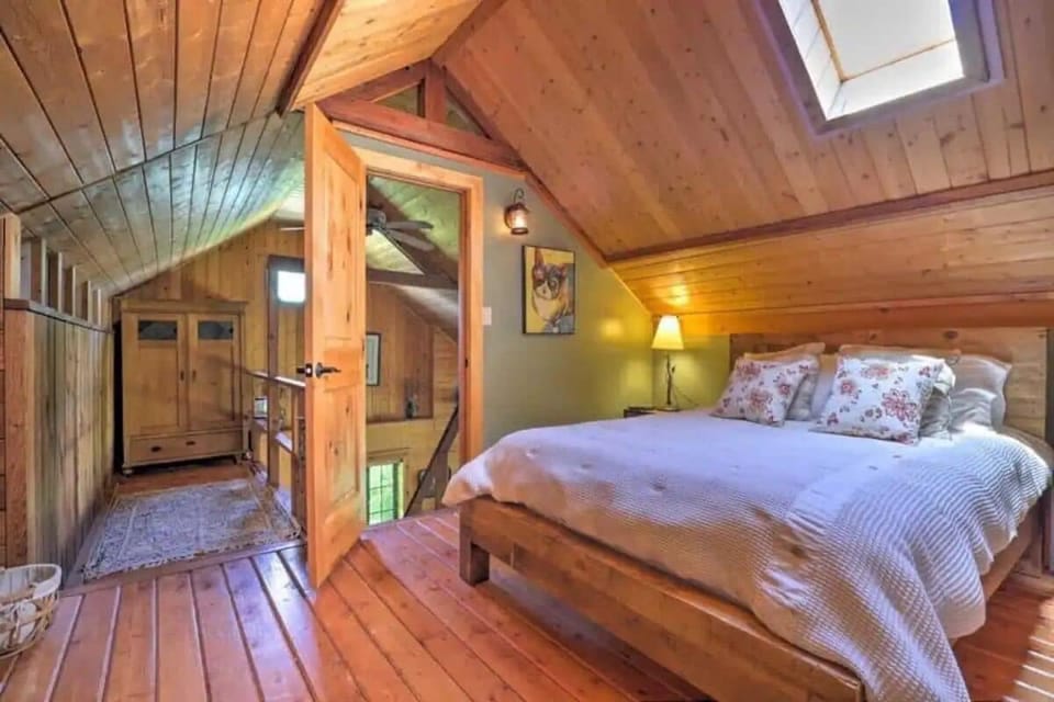 Upstairs bedroom in loft - Queen bed