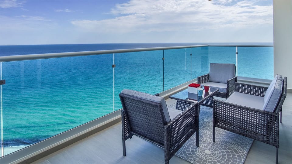 Set right where both faces of the patio meet, this seating arraignment makes the most of the location.