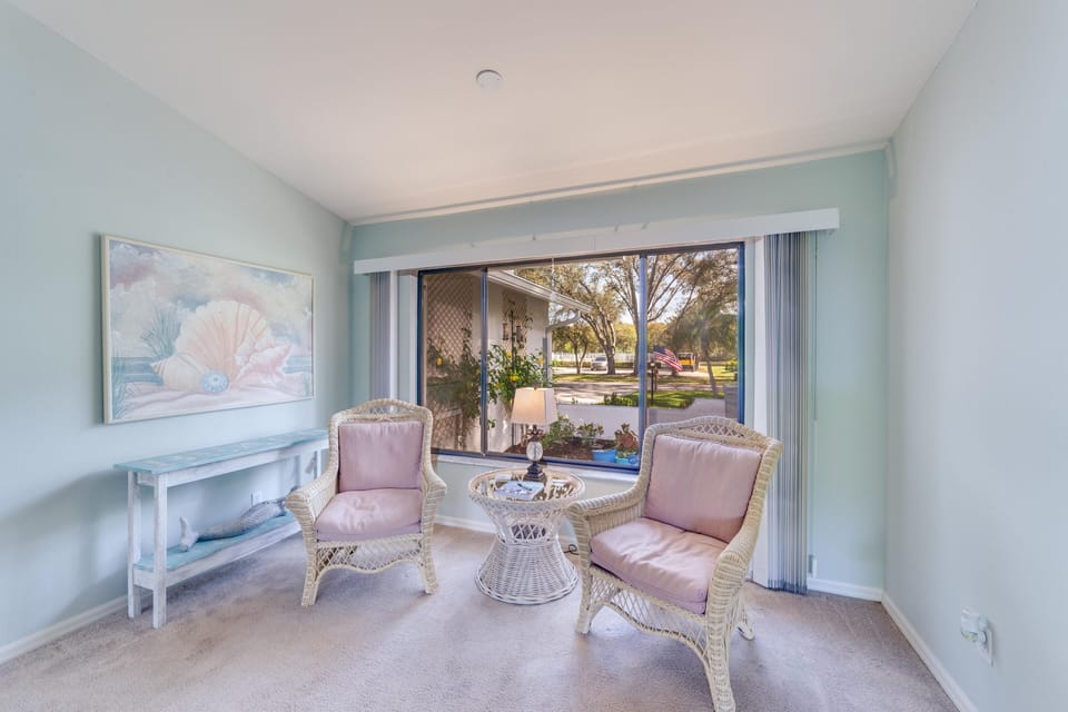 Foyer sitting area
