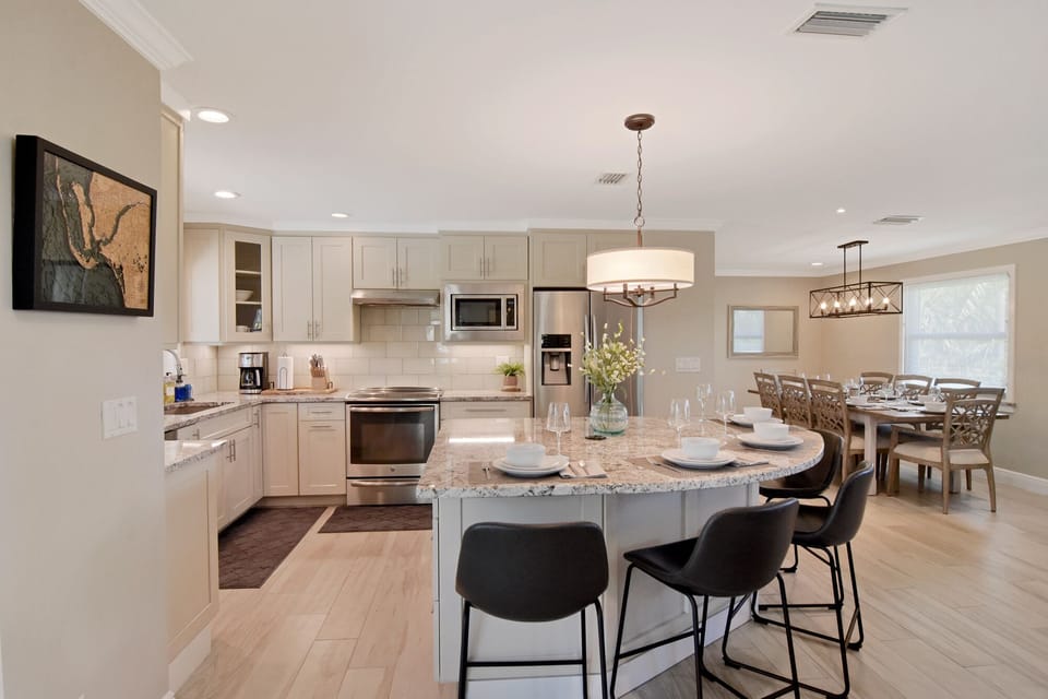 Breakfast Bar w/ Seating for 4