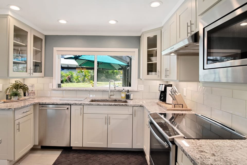 Glass Cooktop w/ Warming Zone, Microwave, Coffee Maker