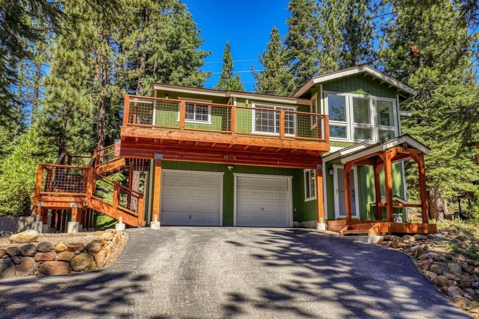 From the moment you arrive at Greenwood Hideaway, you’ll be overwhelmed by the immensity of the trees and the gorgeous architecture of the home.