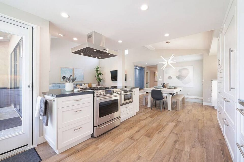 Chef`s kitchen with a view of the living area