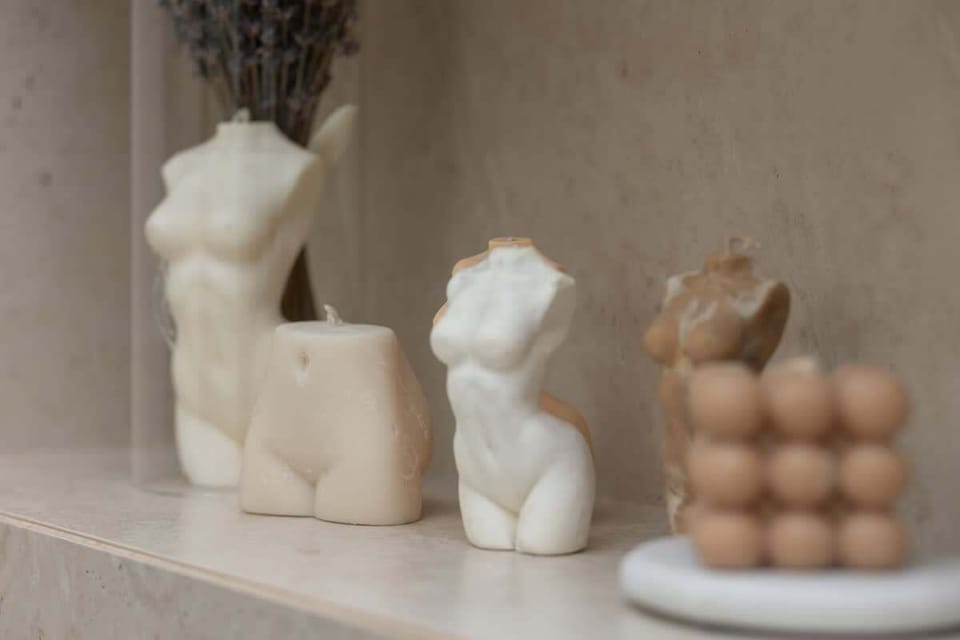 A decorative element in the bathroom.