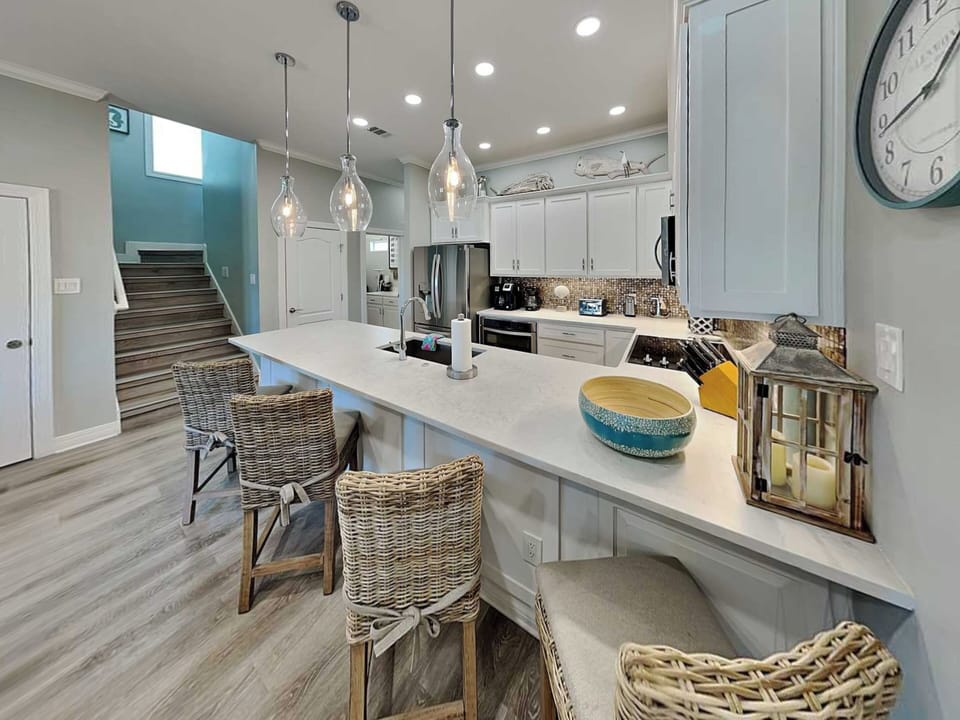 Kitchen - Countertop Seating for 4 - First Floor