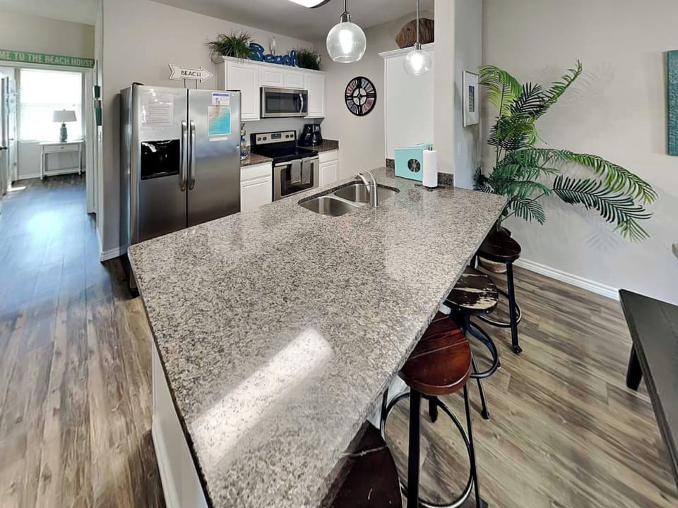 Full Kitchen - Countertop Seating For 4 - First Floor