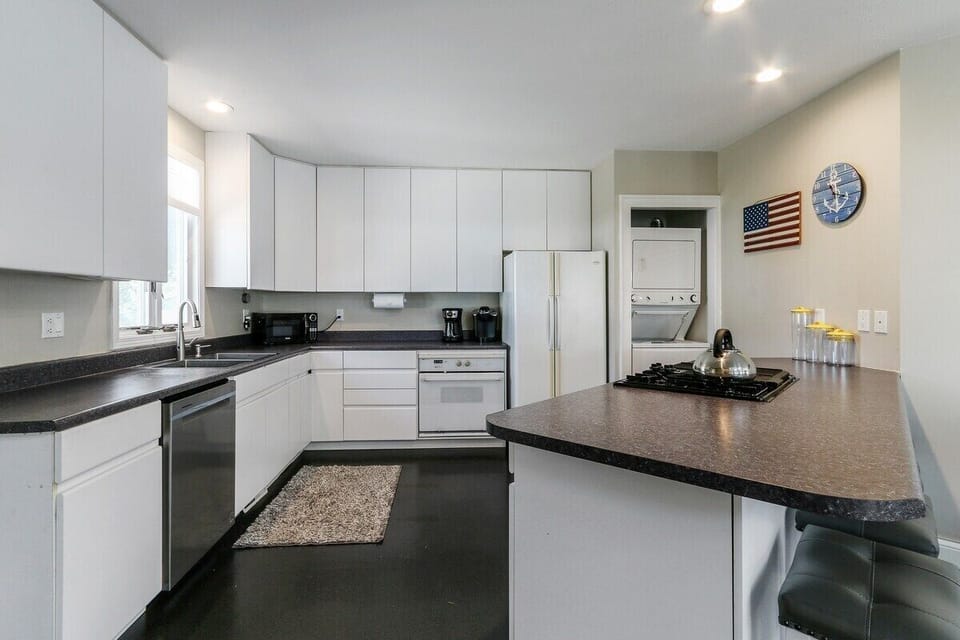Fully Equipped kitchen with breakfast bar seating