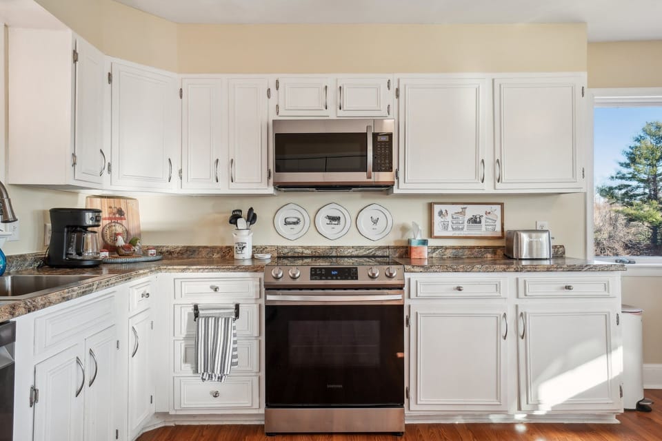 All-new stainless steel appliances with Keurig, drip & percolator coffee. 