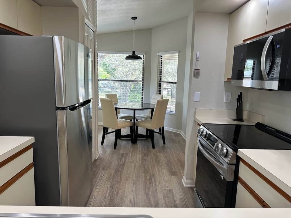 Kitchen/Breakfast Area