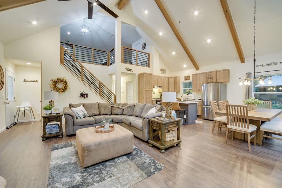 Living Room | Free WiFi | Smart TV w/ Cable