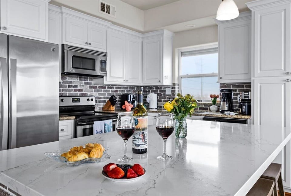 Large kitchen with all the essentials.