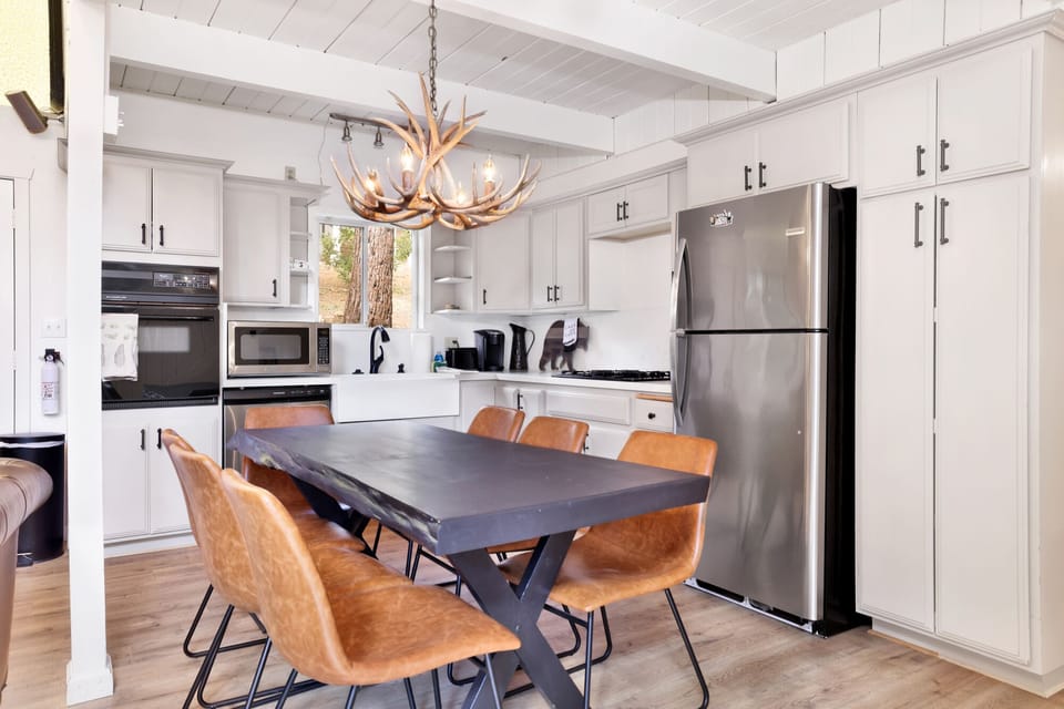 Dining area seating for 7