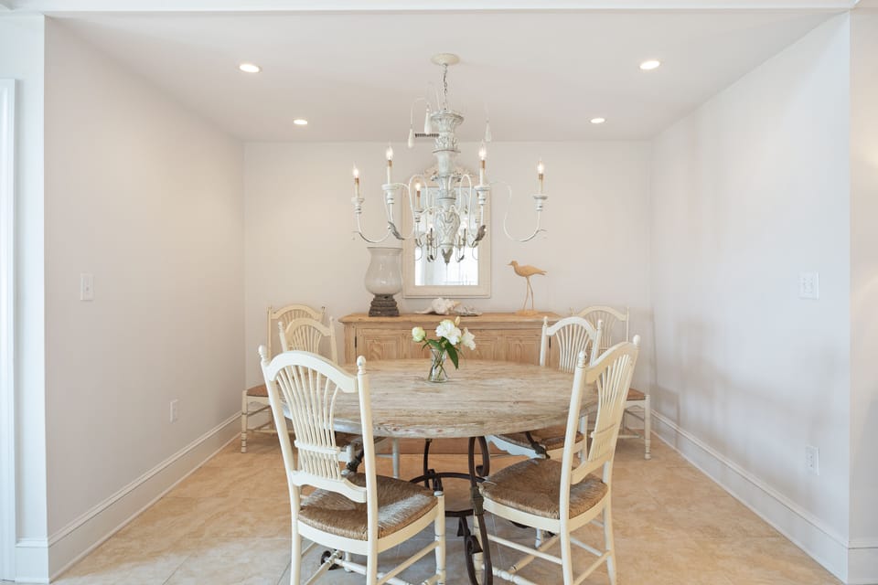 Dining table seats 6 guests