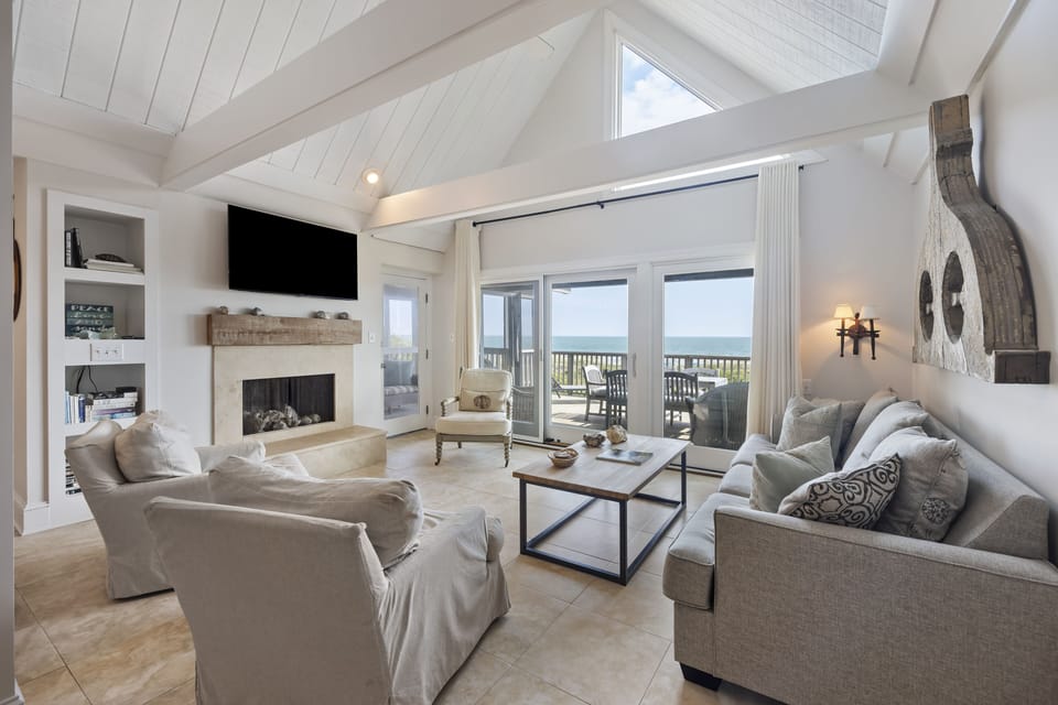 Spacious Oceanfront Condo!