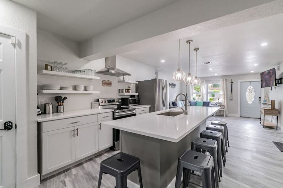 Large Eat-In Kitchen