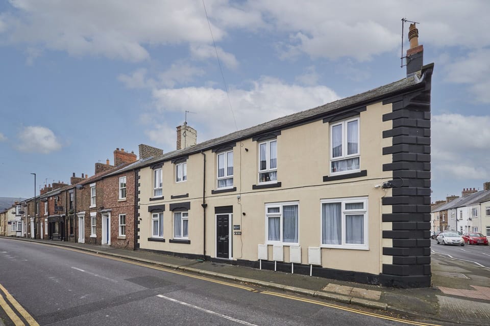 The Globe, Apartment 4, Guisborough - Host & Stay