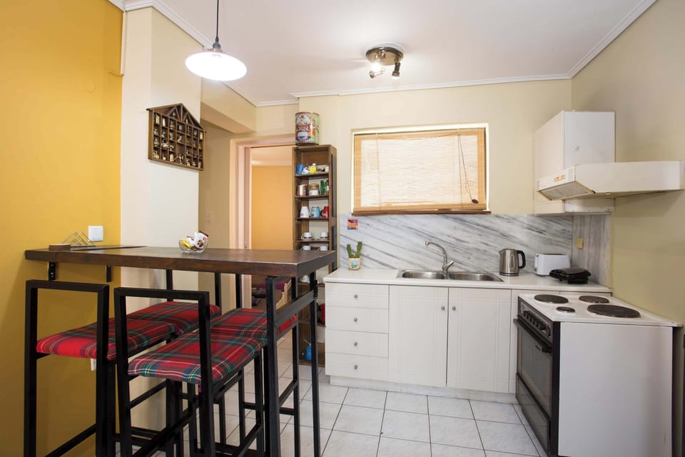 Open Plan Dining Area with Table for Four and Overhead Lighting
A cozy space for shared meals or remote work.

