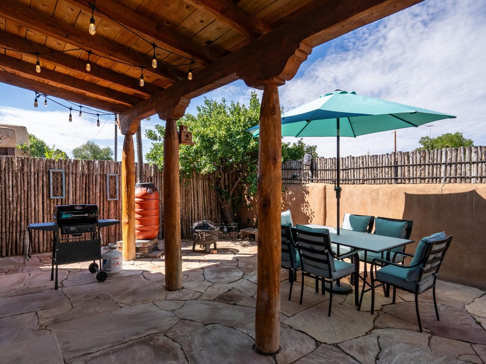 Private Courtyard Patio w/ Outdoor Dining & Grill