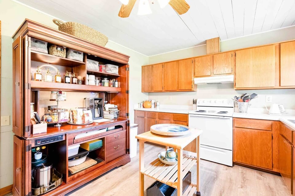 Kitchen & Coffee/Tea Bar