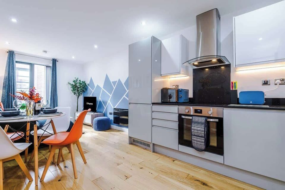 The open-plan living room, dining area and kitchen benefit from a 40-inch Smart TV, a 4-seater dining table and a double sofa-bed.