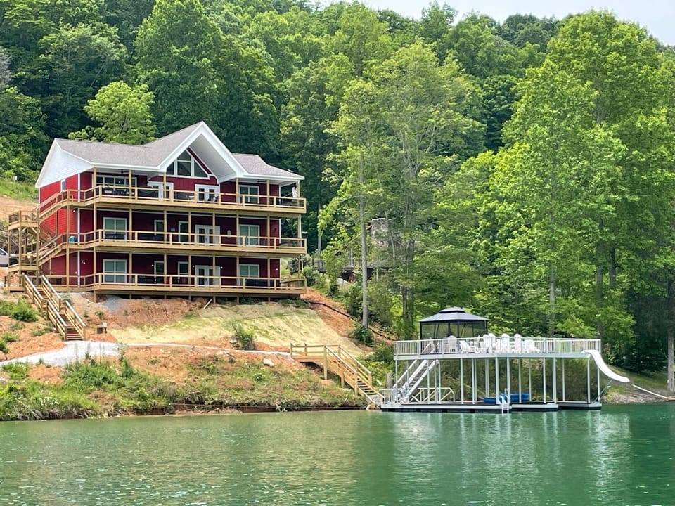 American Freedom Lakefront 10 Bedrooms
