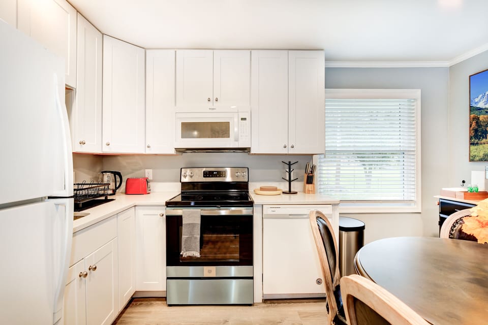 Full Kitchen with dinning area