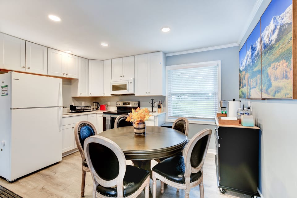 Full Kitchen with dinning area