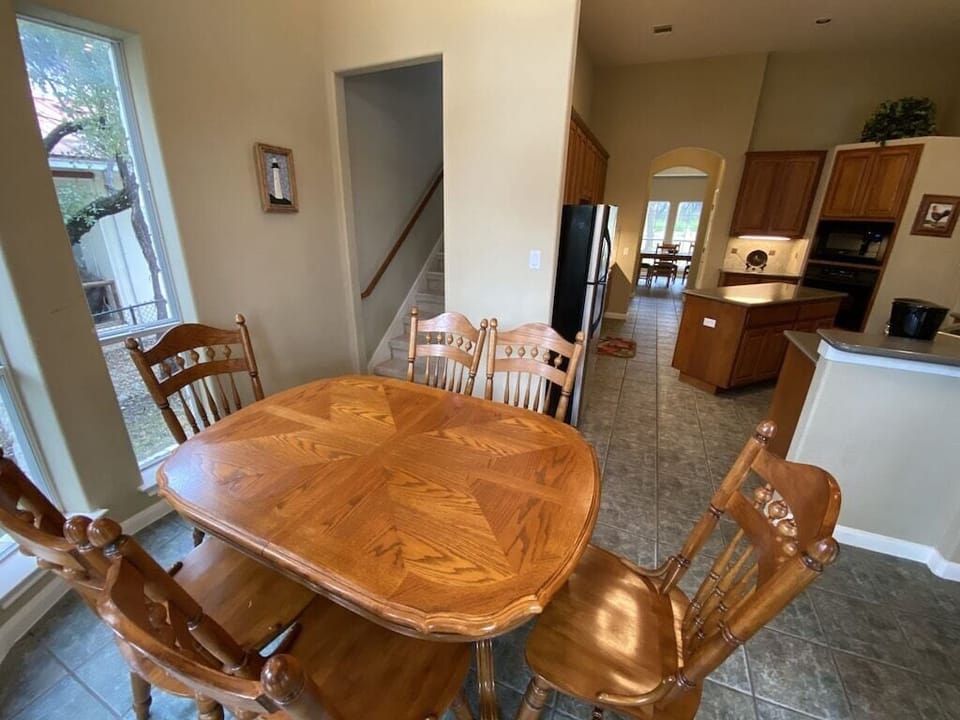 Breakfast room off kitchen