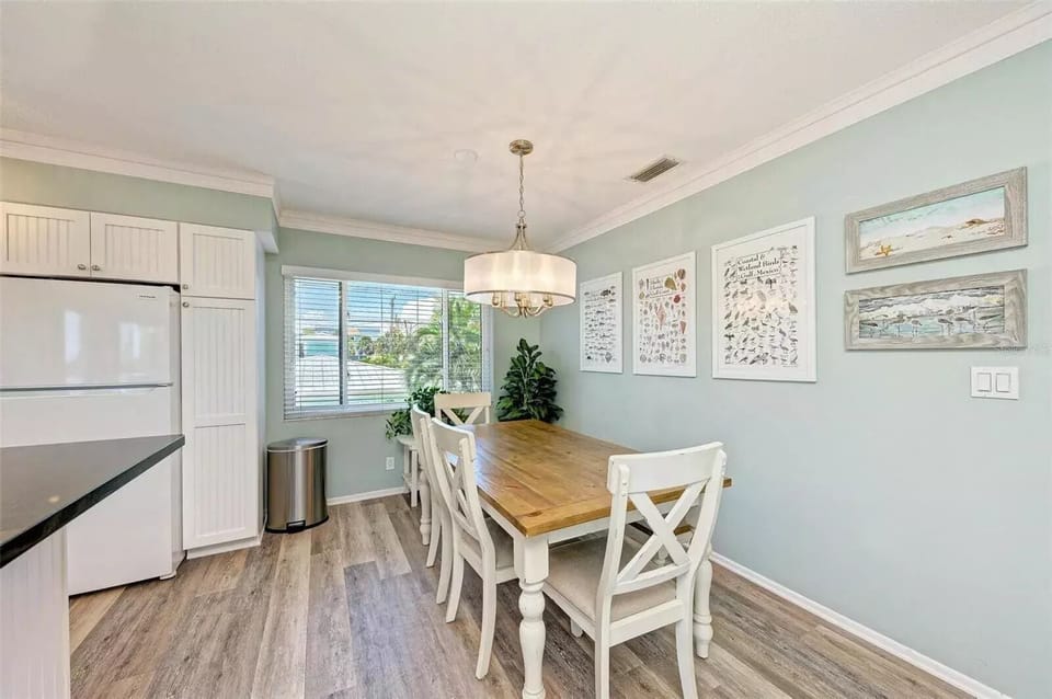 Dining area - room for 6+ people