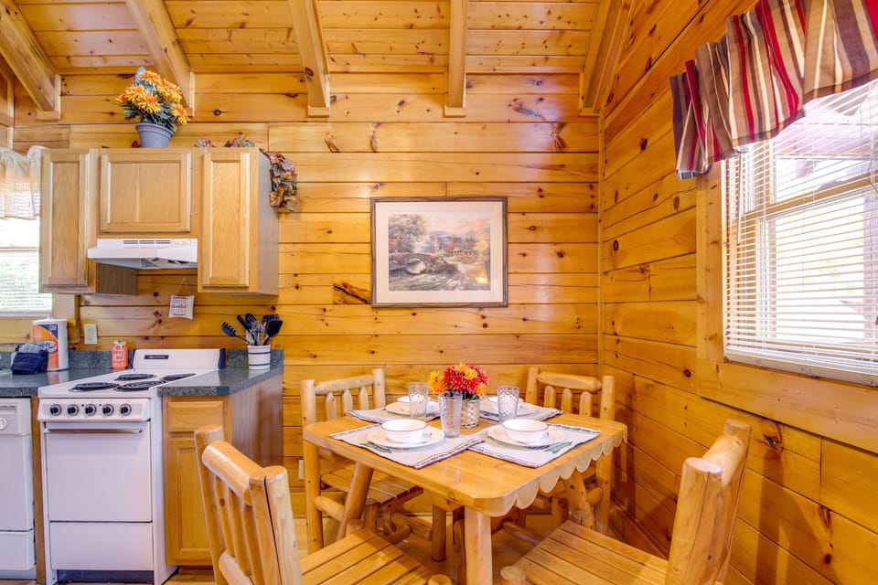 Dining Area | Dishware/Flatware Provided
