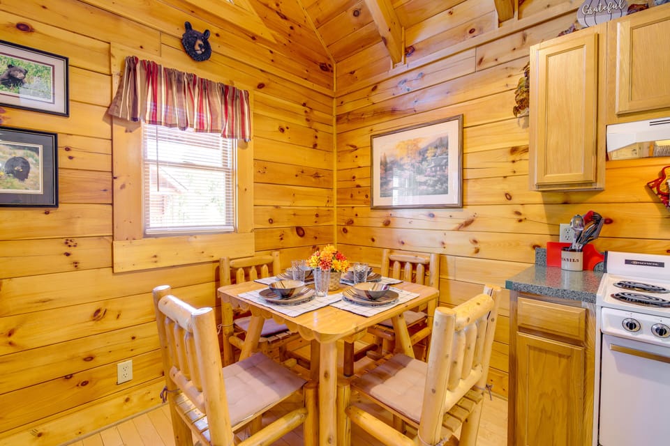 Dining Area | Dishware/Flatware Provided