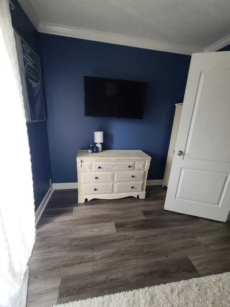 queen bedroom with sliding doors to top balcony 