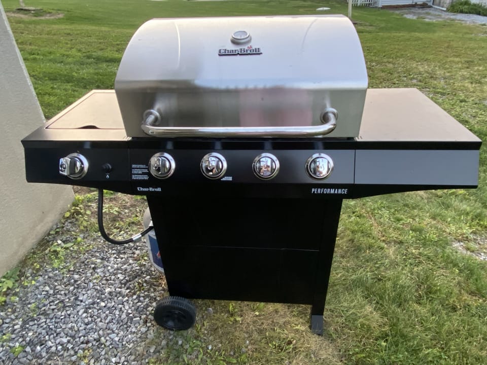 Gas grill for dining al fresco