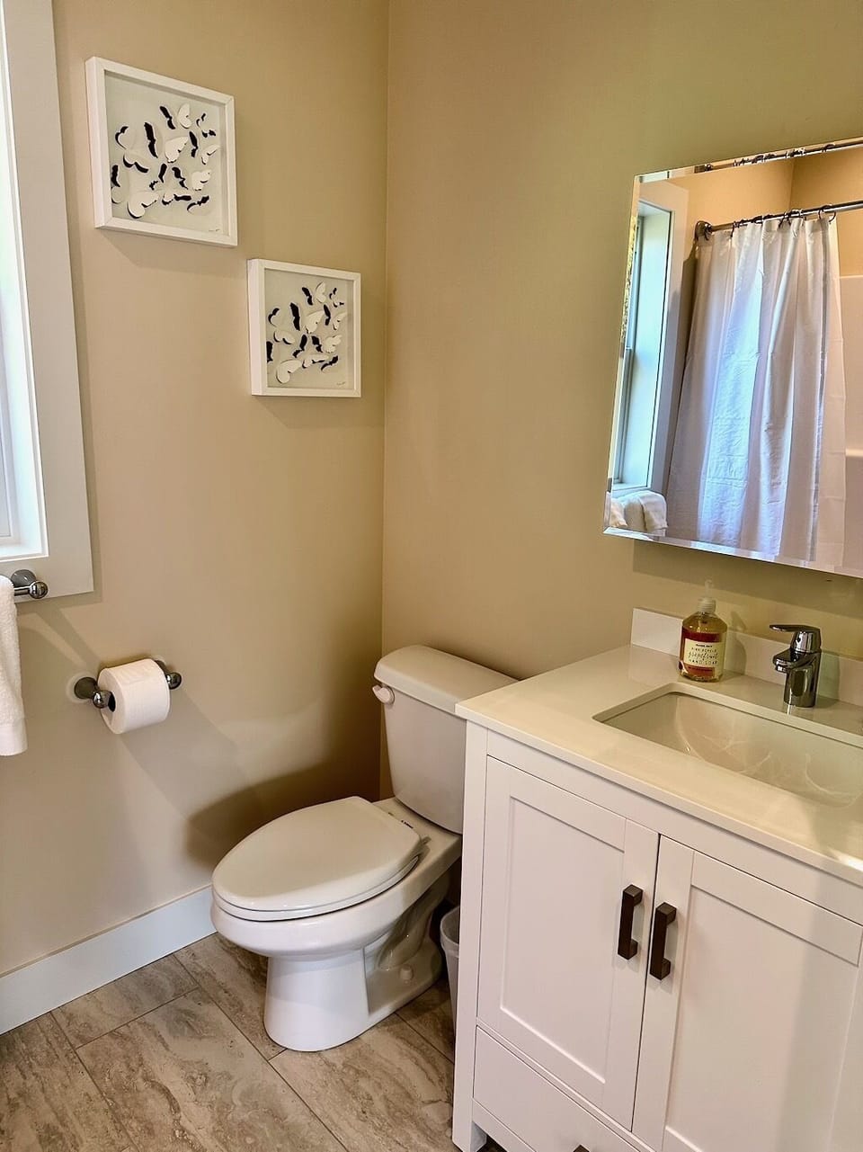 Main bathroom on the first floor