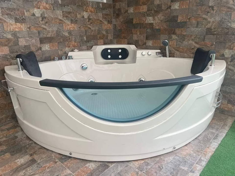 Indoor spa tub