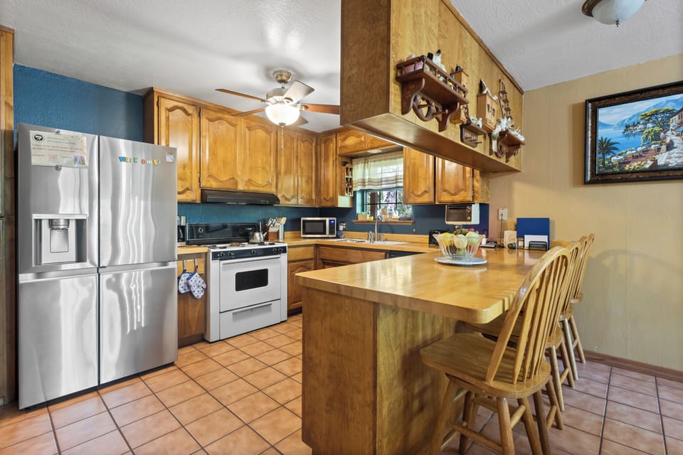 Full kitchen with breakfast bar and western charm