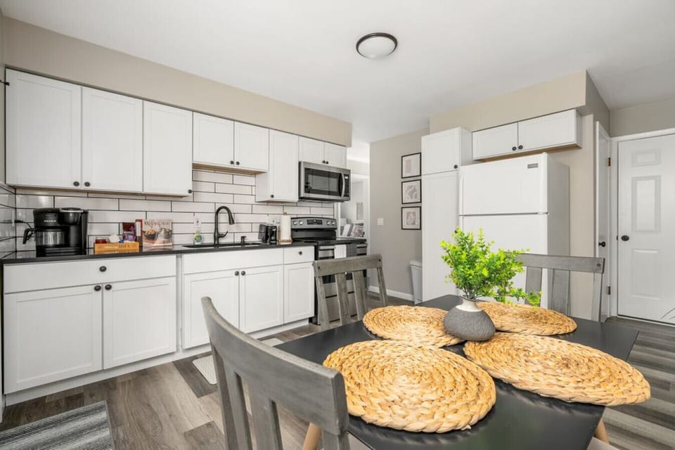 Fully Stocked Eat-In Kitchen
