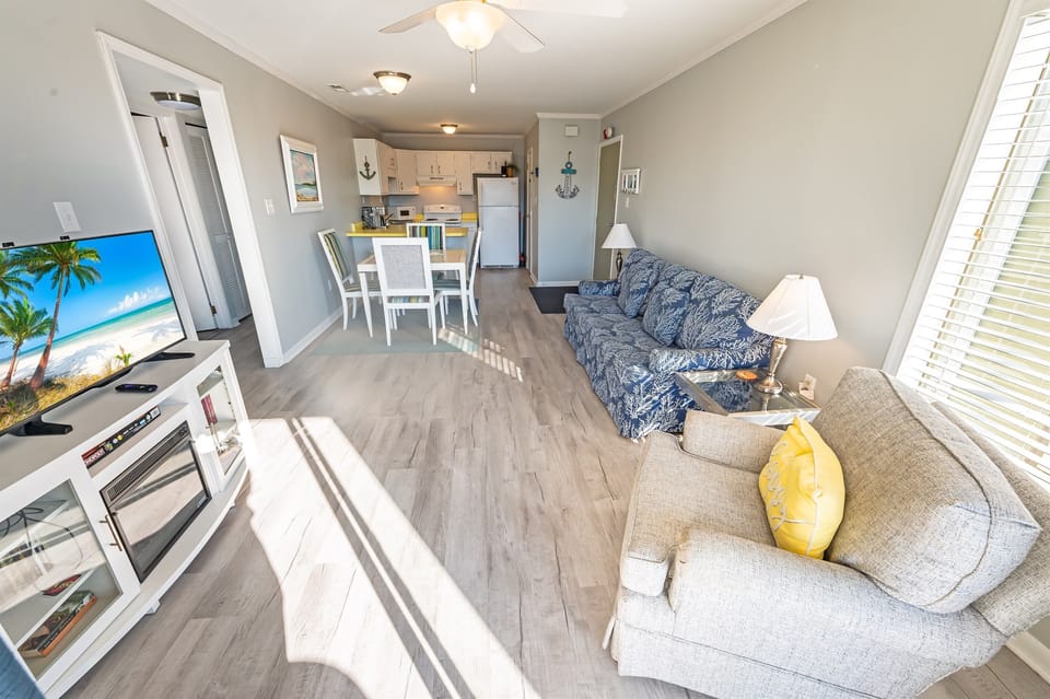 Large Living/Dining Room Area, Beautifully Decorate