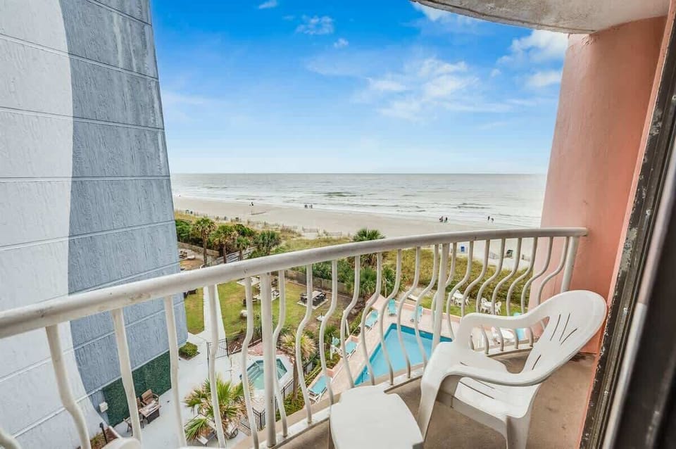 Balcony with Amazing Views of the Ocean