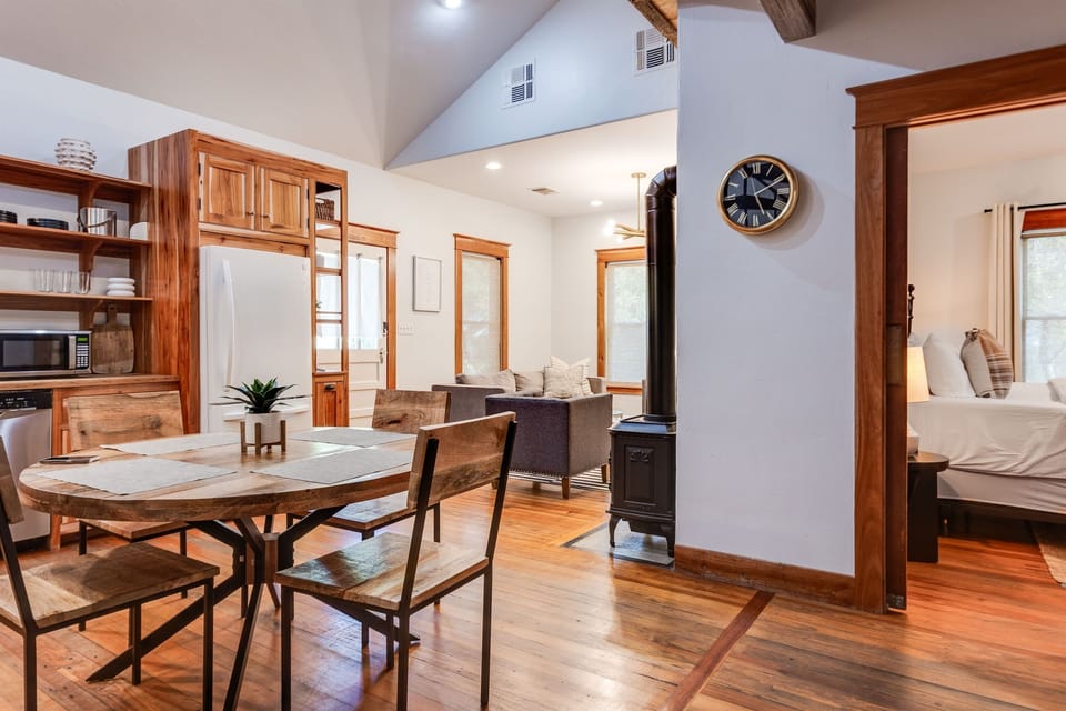 Open concept kitchen/dining
