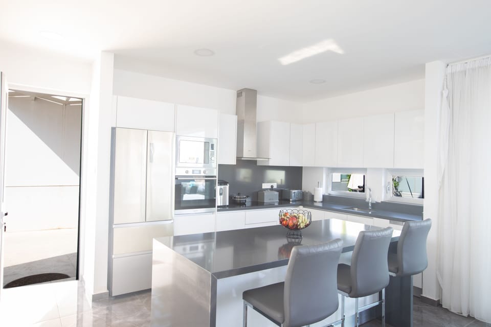 Kitchen with island with extra seating for 3 people