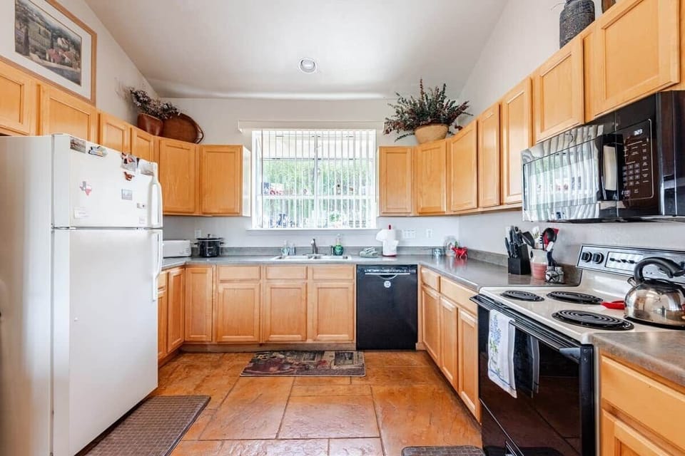 Fully equipped kitchen with everything you need for meals at home.