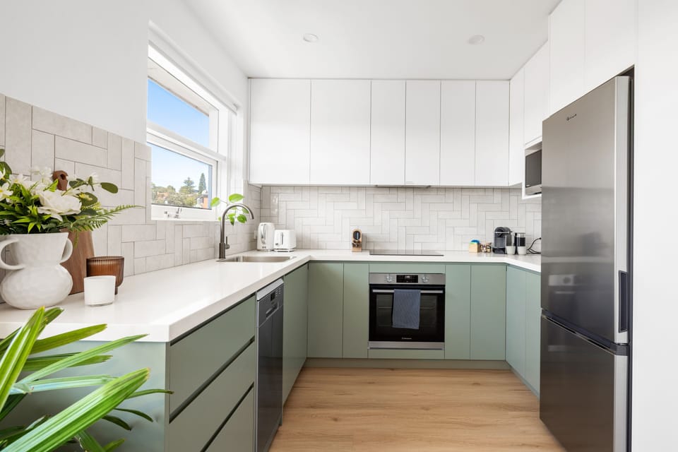 Brand new, modern kitchen with quality appliances