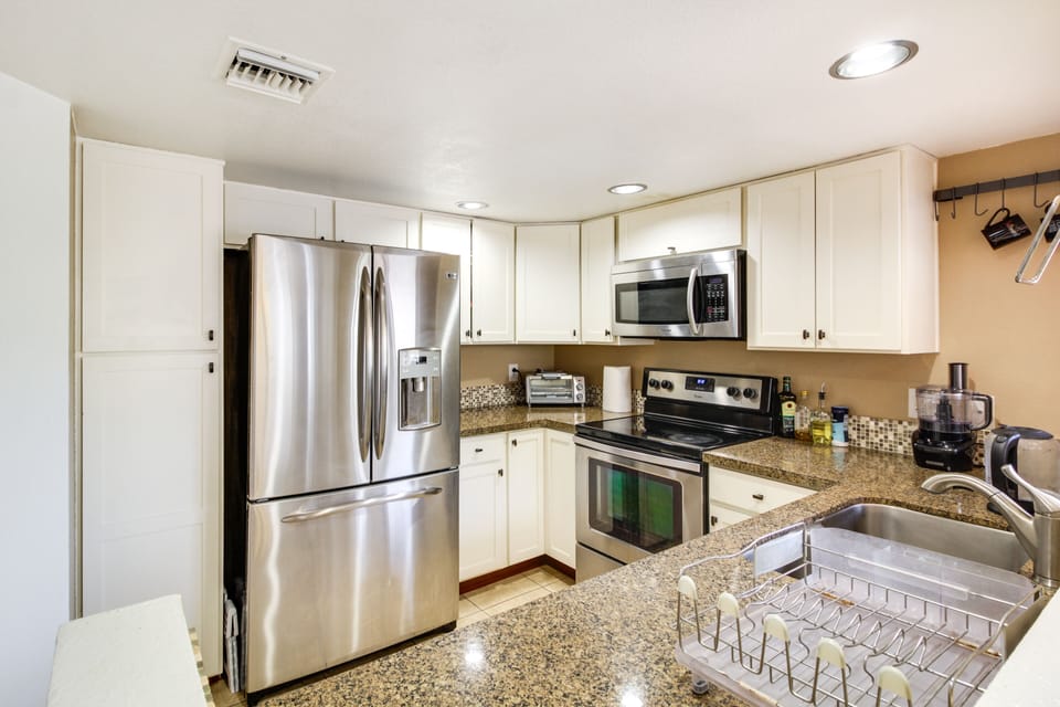 Kitchen | Keurig Coffee Maker | Toaster/Oven | Food Processor/Blender