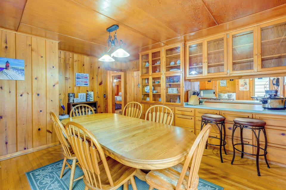 Dining Area | Dishes & Flatware Provided